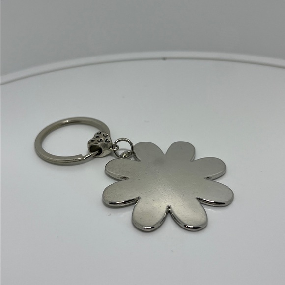 Charming Daisy Keychain - White and Yellow - Picture 2 of 2
